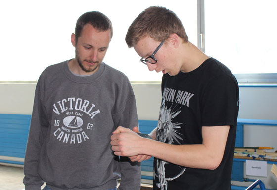 Polymechaniker Lehrlinge beim Betrachten von CNC-Teilen